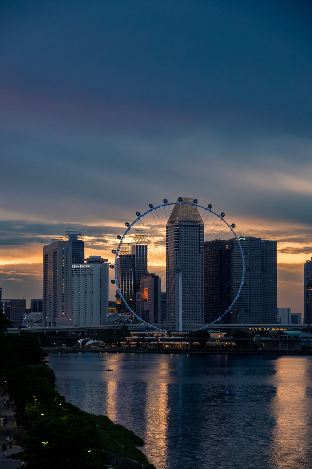 Tượng Merlion và Marina Bay Sands lúc hoàng hôn tại Singapore